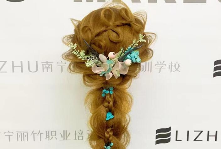 森系編發(fā)造型圖片，南寧編發(fā)培訓(xùn)學(xué)校作品