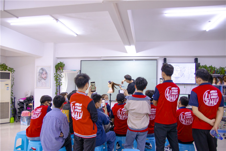 中長發(fā)尾層次修剪，南寧理發(fā)培訓(xùn)學(xué)校演示手法