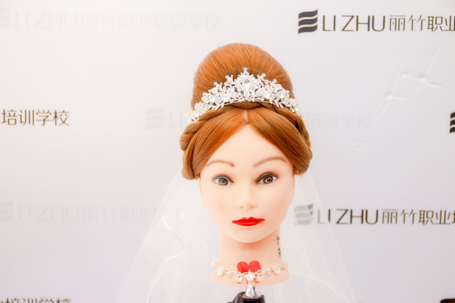 “赫本包”的特點，南寧盤發(fā)培訓(xùn)學(xué)校幫你整理