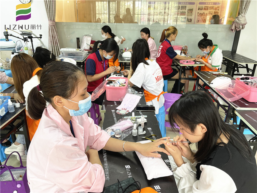 如何推死皮？南寧美甲培訓學?；A課程