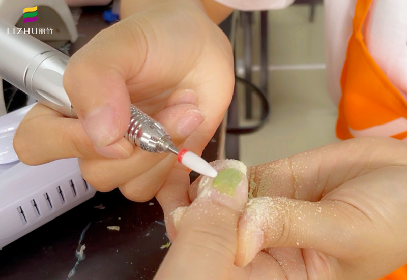 如何使用打磨機(jī)和卸甲包？南寧美甲師培訓(xùn)班教你