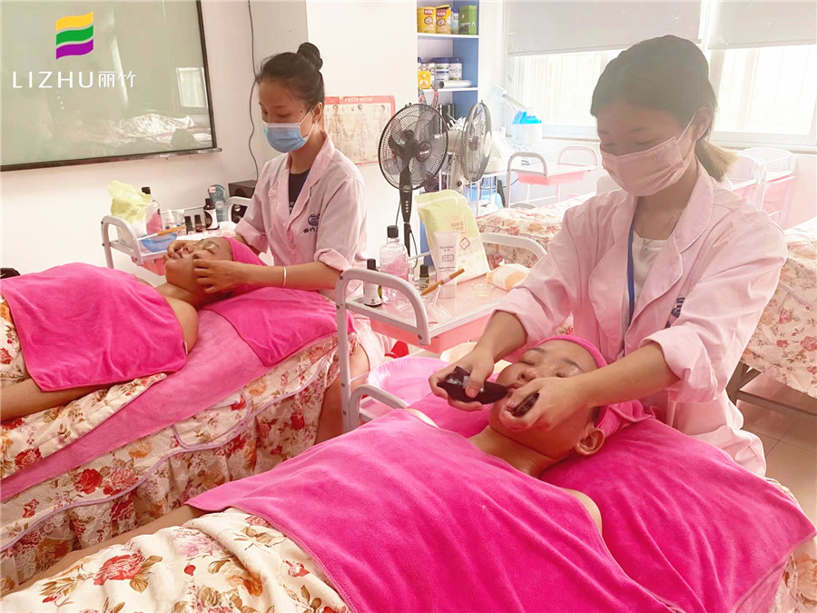 嘴周撥筋教程 ，南寧美容師培訓課程剖析