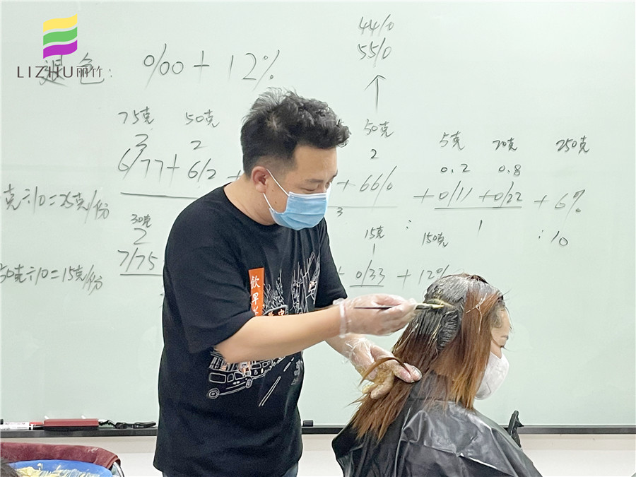 自己染發(fā)的技巧，廣西專業(yè)染發(fā)培訓學校教你