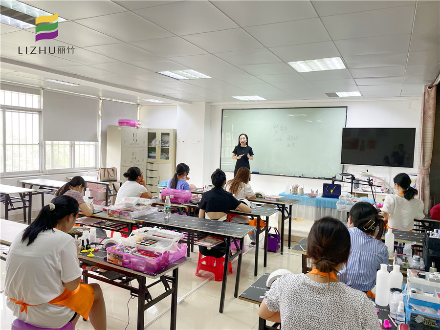 翌航定制美學(xué)連鎖機(jī)構(gòu)專場，南寧美甲培訓(xùn)學(xué)校就業(yè)宣講