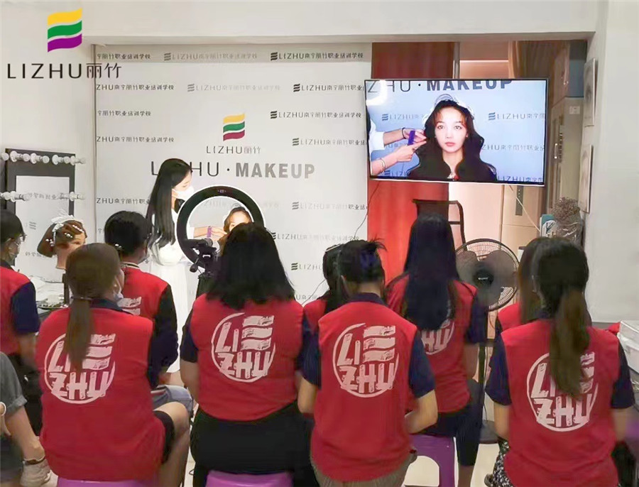 韓式披發(fā)造型，南寧時(shí)尚彩妝培訓(xùn)班課堂分享