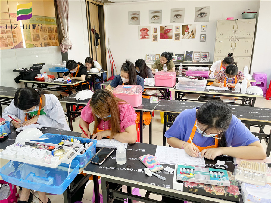 去南寧美甲培訓(xùn)學(xué)校學(xué)美甲要會(huì)畫(huà)畫(huà)嗎？