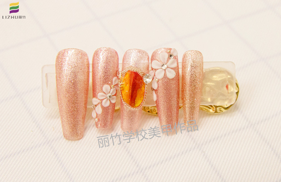 廣西美甲短期培訓(xùn)班：雕花美甲+新娘美甲+金箔美甲_