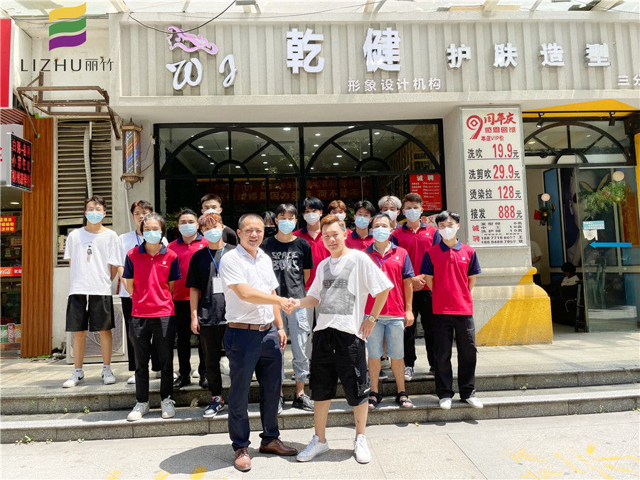 廣西美發(fā)學校組織學員就業(yè)到店觀摩