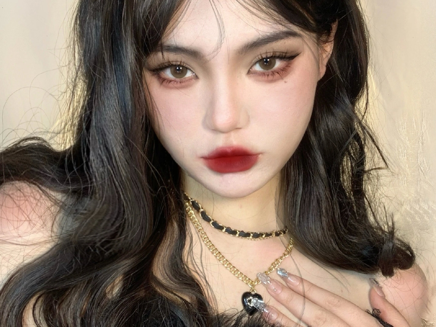 雪地玫瑰妝教程，南寧化妝職業(yè)培訓(xùn)學(xué)校分享