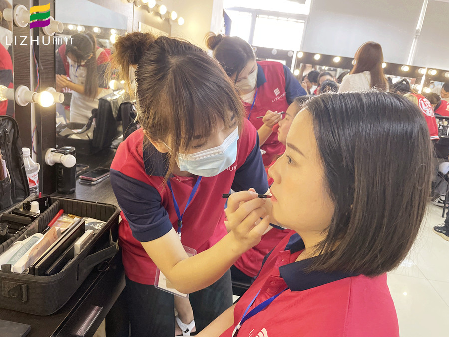 如何區(qū)分冷白皮和暖白皮？廣西美妝彩妝學(xué)校授課開(kāi)講