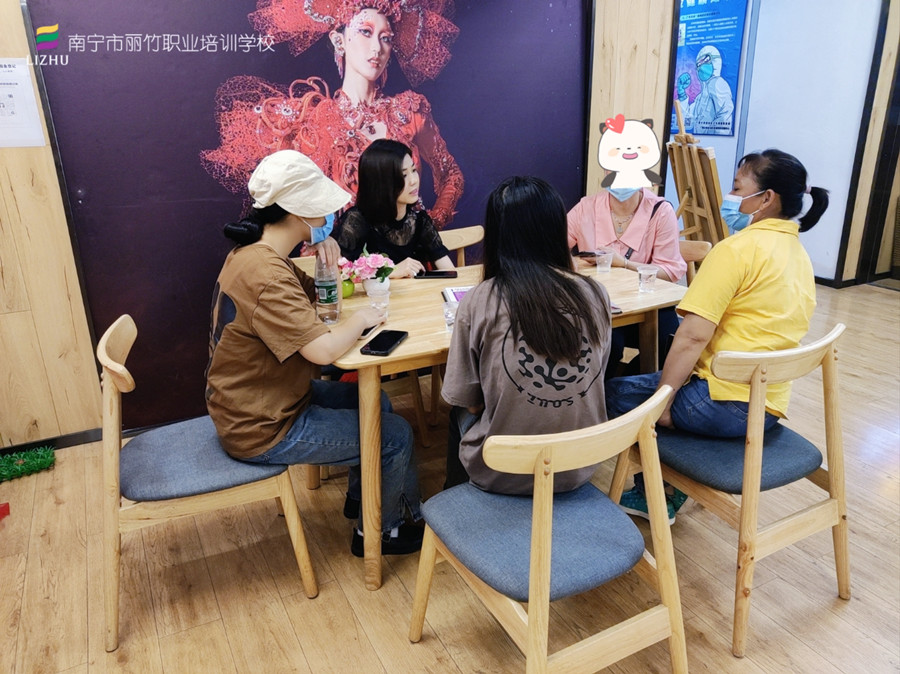 忙！忙！忙！麗竹學校人氣火爆的招生大廳