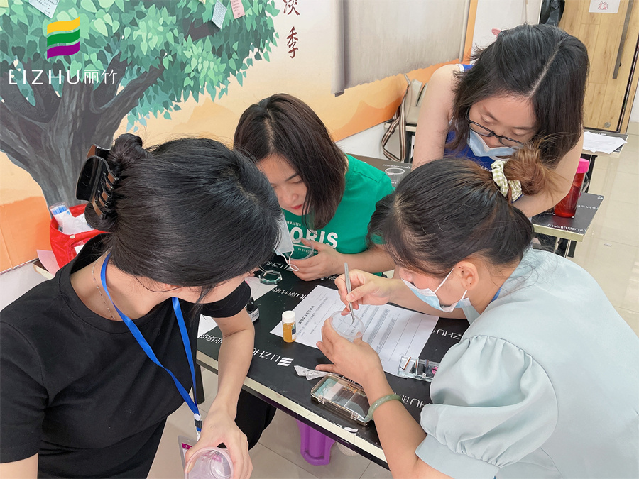 如何用杯子練習嫁接睫毛？來南寧美睫專業(yè)學?？纯窗?>
								
								<span id=