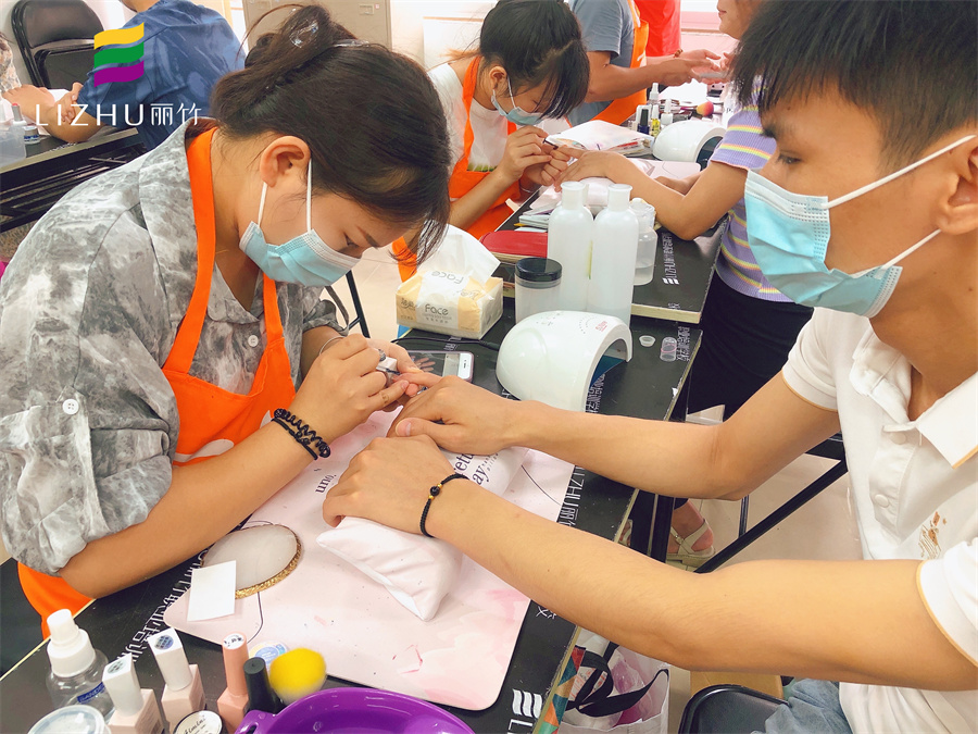 美甲修手有什么項(xiàng)目？南寧市美甲學(xué)校教程