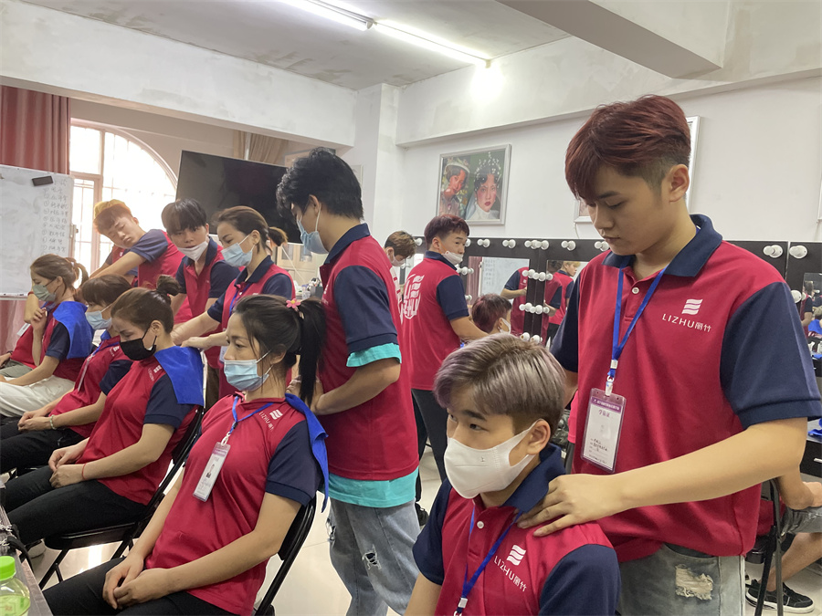 美發(fā)洗護(hù)肩頸按摩注意事項(xiàng) ，廣西美發(fā)學(xué)校培訓(xùn)洗頭