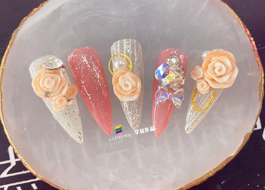 玫瑰雕花美甲作品，告訴你廣西美甲學(xué)校哪家好？