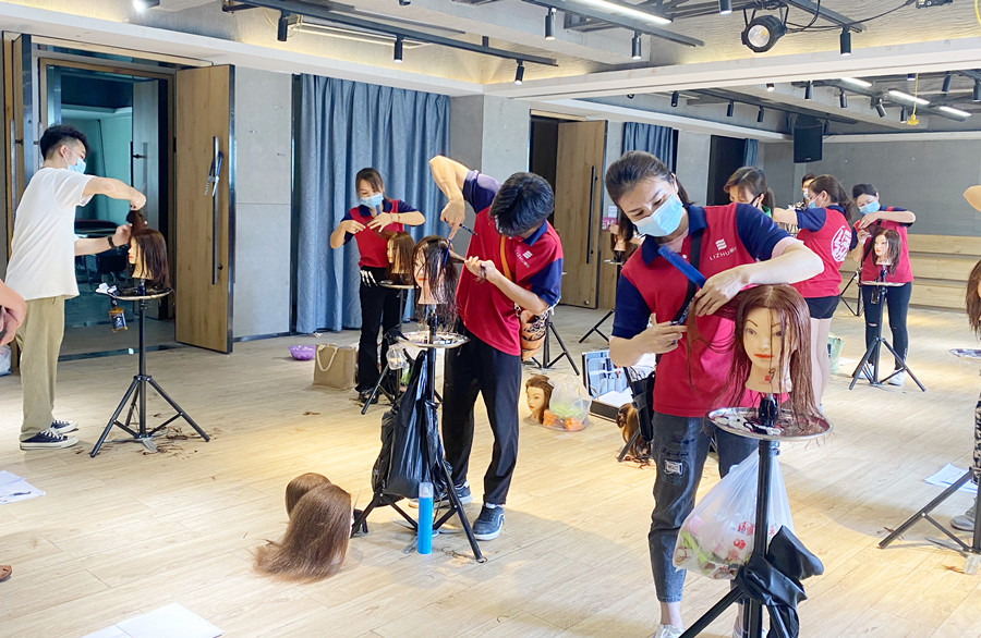 頭發(fā)打薄的注意事項，廣西理發(fā)剪發(fā)學(xué)校教學(xué)