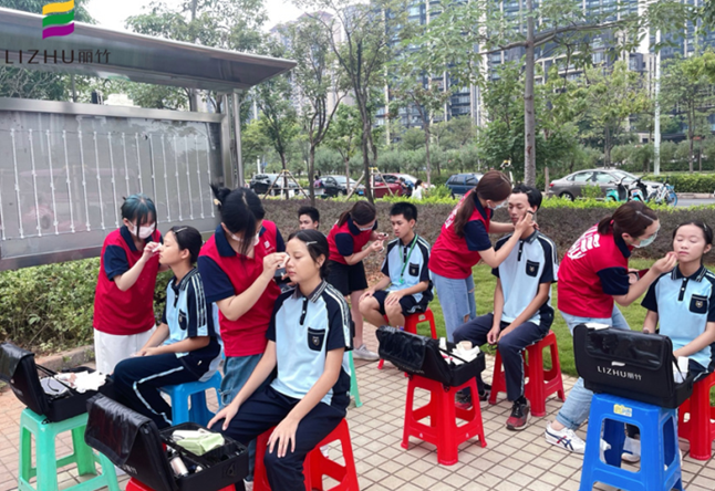 化妝實踐報告-麗竹學校化妝專業(yè)為南寧市三中提供化妝服務