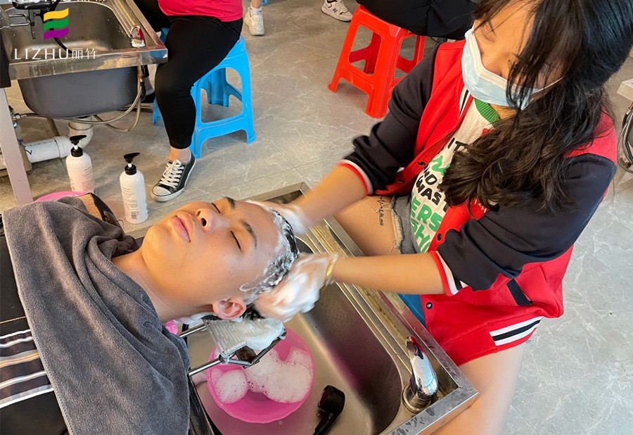 燙染學(xué)什么內(nèi)容？燙發(fā)后洗發(fā)水的選用與洗頭方法