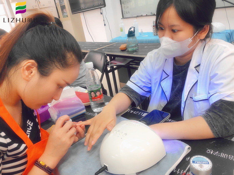 美甲基礎(chǔ)知識(shí)內(nèi)容：指甲油干了怎么辦？