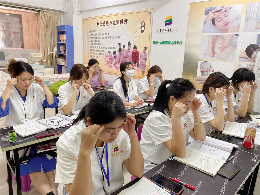 按摩太陽(yáng) 穴的好處 | 廣西專(zhuān)業(yè)培訓(xùn)美容學(xué)校分享