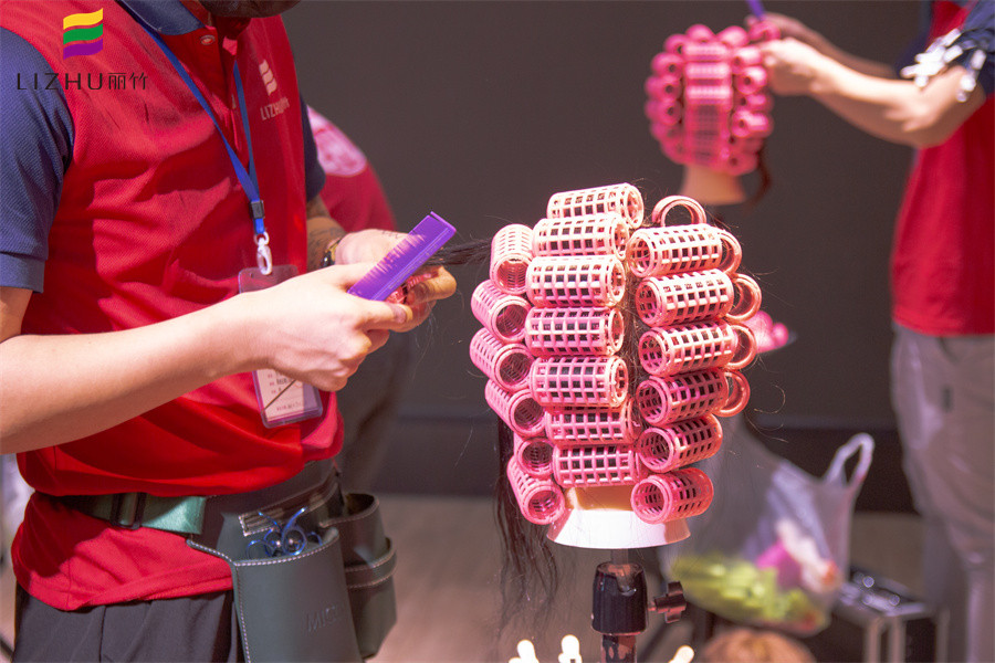 塑料卷發(fā)筒使用方法，廣西南寧專業(yè)燙發(fā)學(xué)校課程