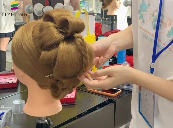 秀禾發(fā)型手打卷教程，南寧化妝盤發(fā)培訓(xùn)課件