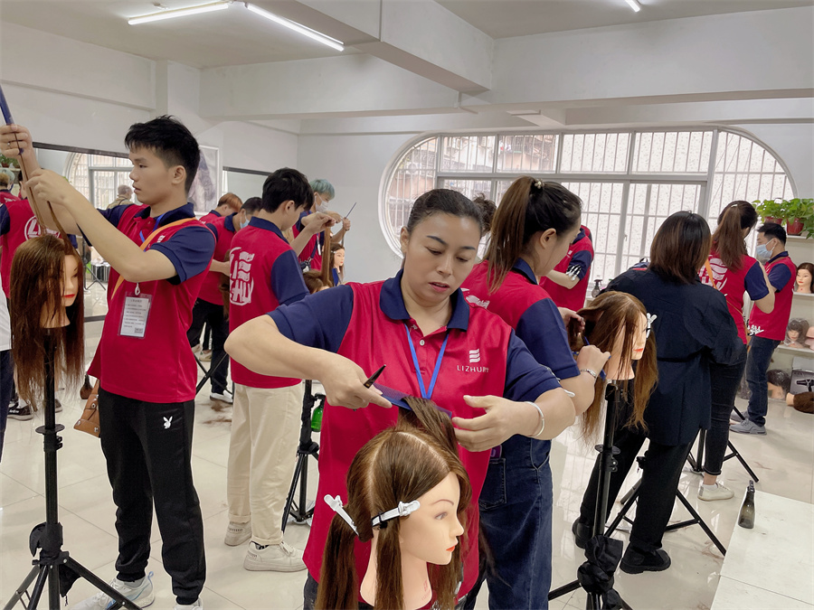 頭發(fā)打薄的技巧，廣西學理發(fā)剪發(fā)