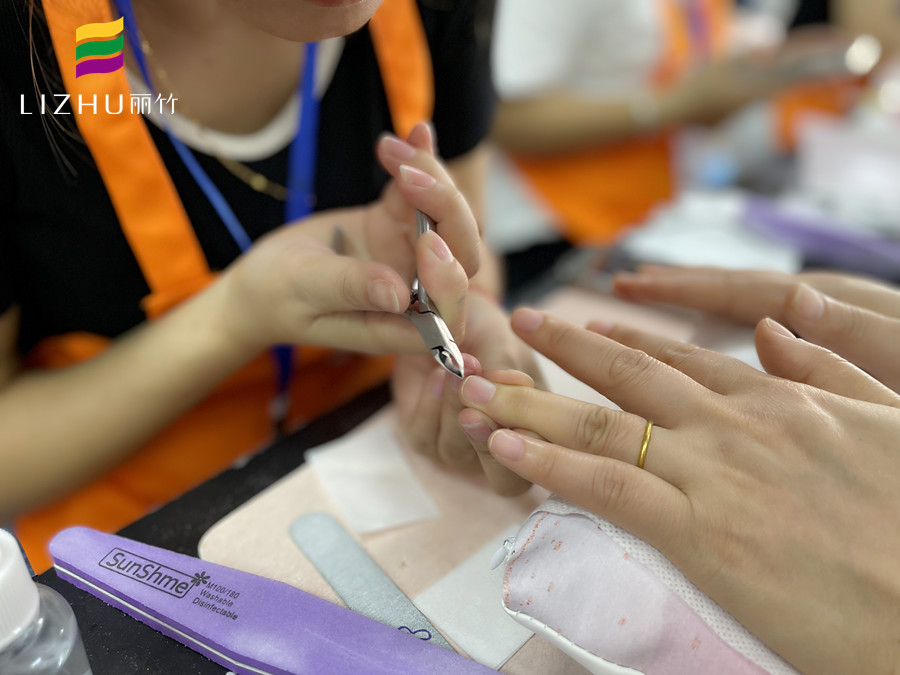 指甲剪太短疼怎么辦？廣西美甲正規(guī)學校告訴你