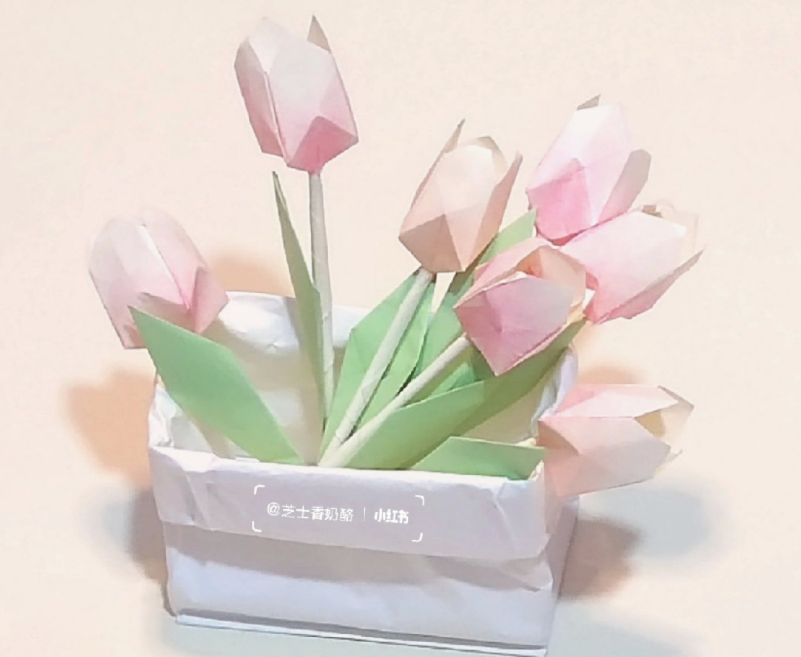 南寧花藝培訓(xùn)學(xué)校：紙折郁金香教程