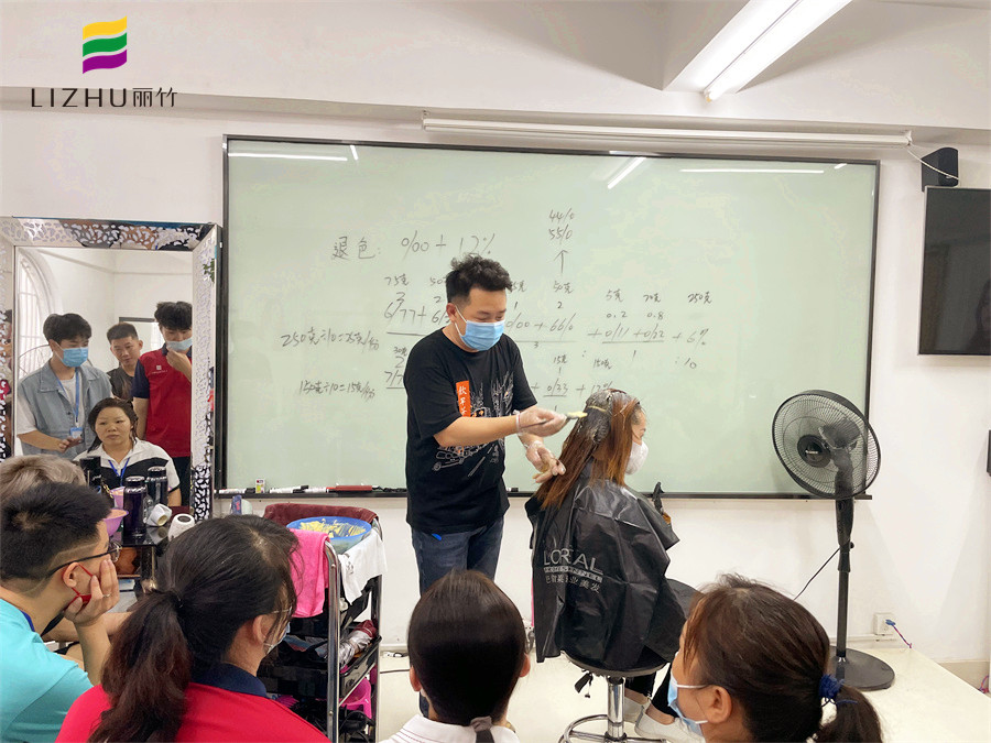 染膏怎么才能涂均勻？廣西染發(fā)培訓(xùn)學(xué)?，F(xiàn)場示范