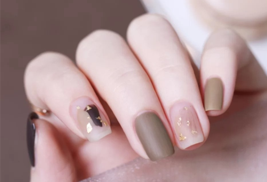 溫柔暖棕秋冬美甲 ??，南寧市美甲學(xué)校讓你成為“小太陽”