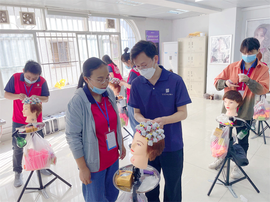 發(fā)根補燙技術(shù)的步驟，南寧燙發(fā)培訓(xùn)學(xué)校課堂實訓(xùn)