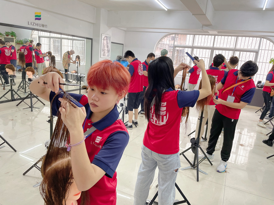 你適合剪齊劉海嗎？南寧剪發(fā)職業(yè)學(xué)校為你詳解