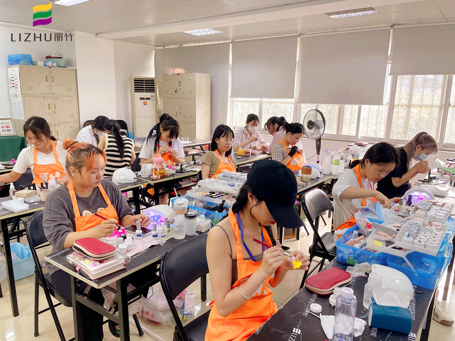 冬天做指甲為什么會裂？廣西南寧美甲學(xué)校分享原因