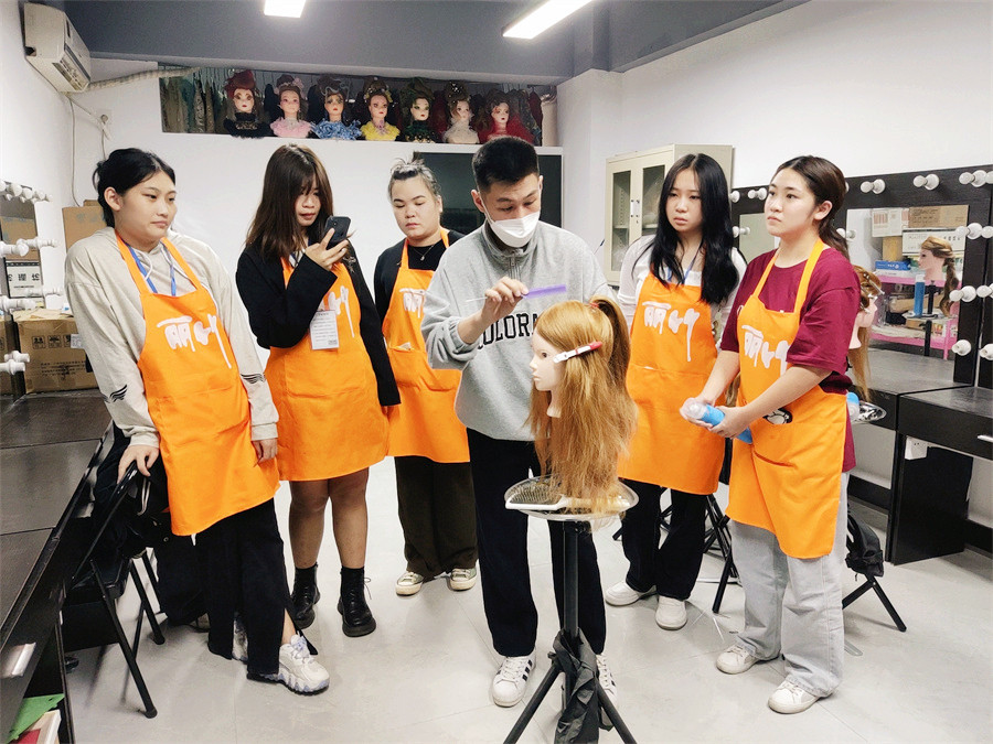 南寧化妝編發(fā)盤發(fā)去哪學(xué)？歡迎到麗竹學(xué)校化妝專業(yè)