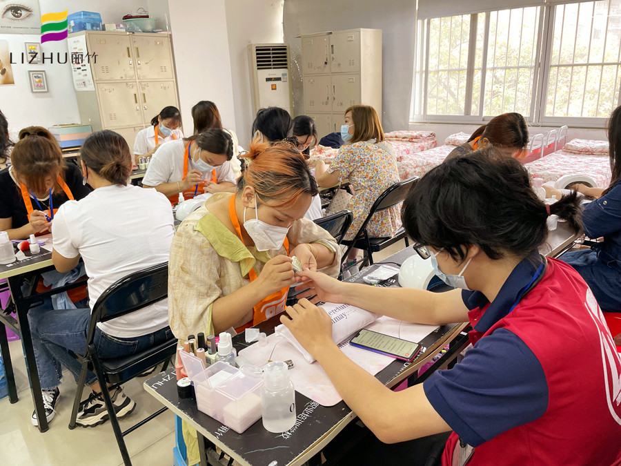 指甲油拉絲了怎么辦？廣西基礎美甲課件講解