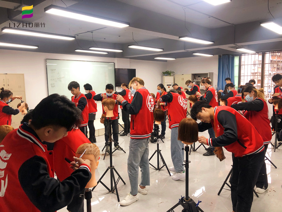 南寧哪里可以學美發(fā)快剪？麗竹學校美發(fā)快剪班歡迎你