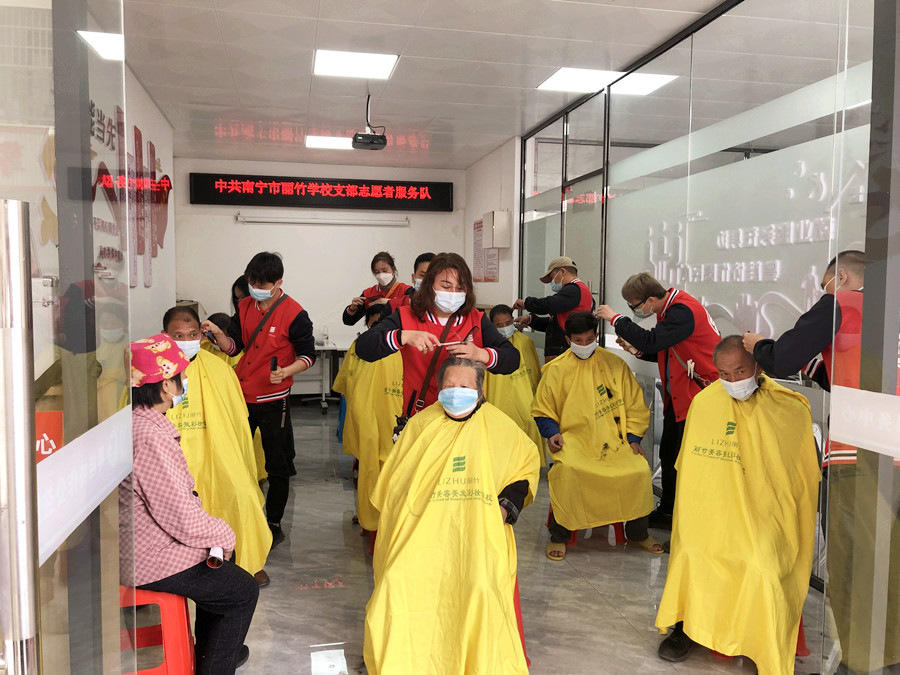 南寧美發(fā)學(xué)校外出理發(fā)活動，你煥然一新過大年