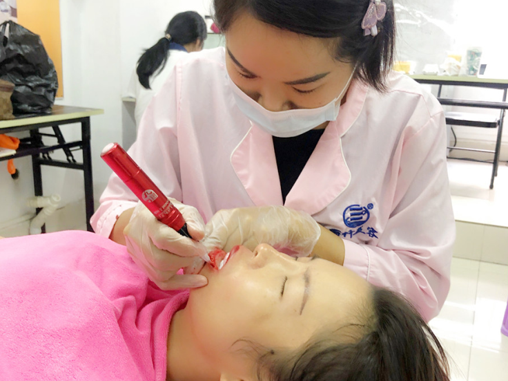 南寧紋繡眉眼唇學(xué)校 | 南寧紋唇實訓(xùn)操作