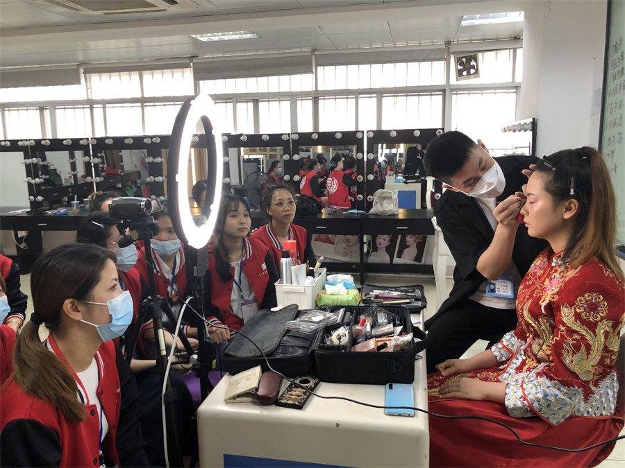 零基礎(chǔ)在廣西學化妝，廣西化妝基礎(chǔ)班歡迎你