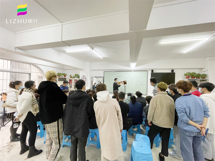 南寧燙染學(xué)校哪里好？南寧學(xué)燙染頭發(fā)多少錢(qián)？