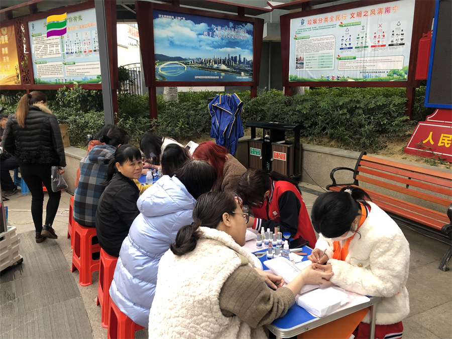 廣西美甲學(xué)校公益美甲進(jìn)社區(qū)，大受居民歡迎