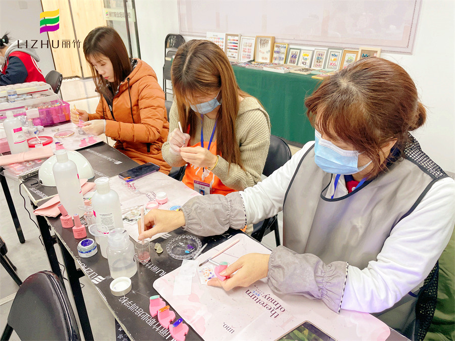 學(xué)美甲有年齡限制嗎？南寧專業(yè)美甲師培訓(xùn)學(xué)校告訴你