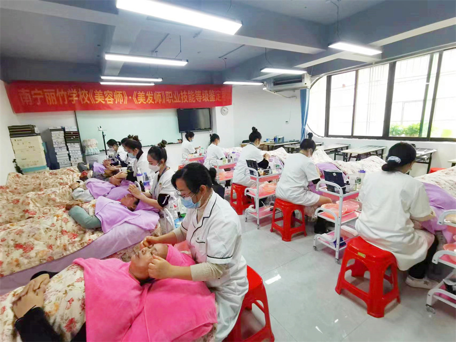 全員通過！廣西南寧美容師美發(fā)師考證班