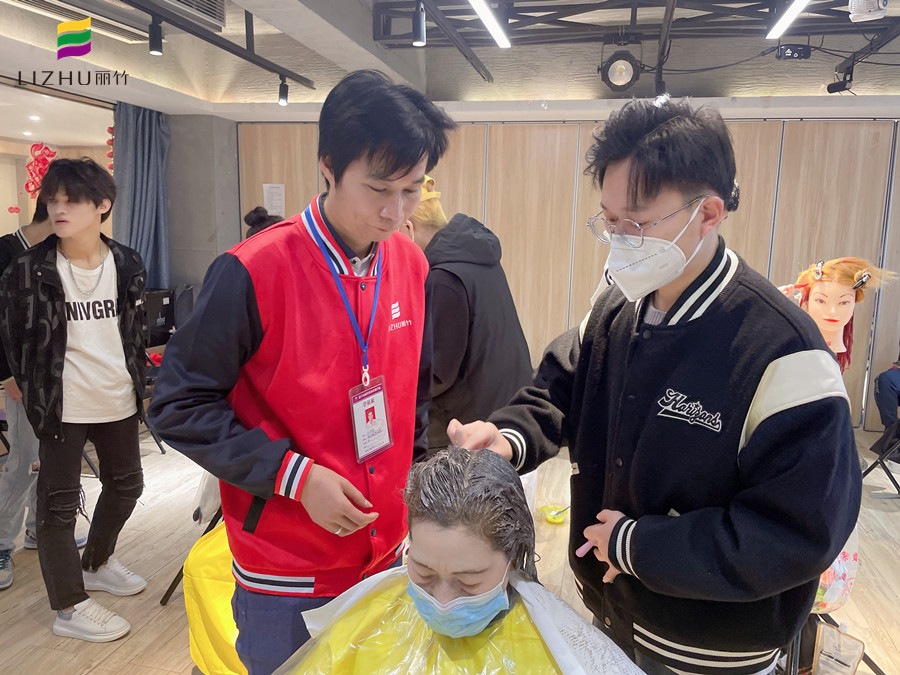 南寧染發(fā)培訓(xùn)班分享：真人染發(fā)實(shí)操