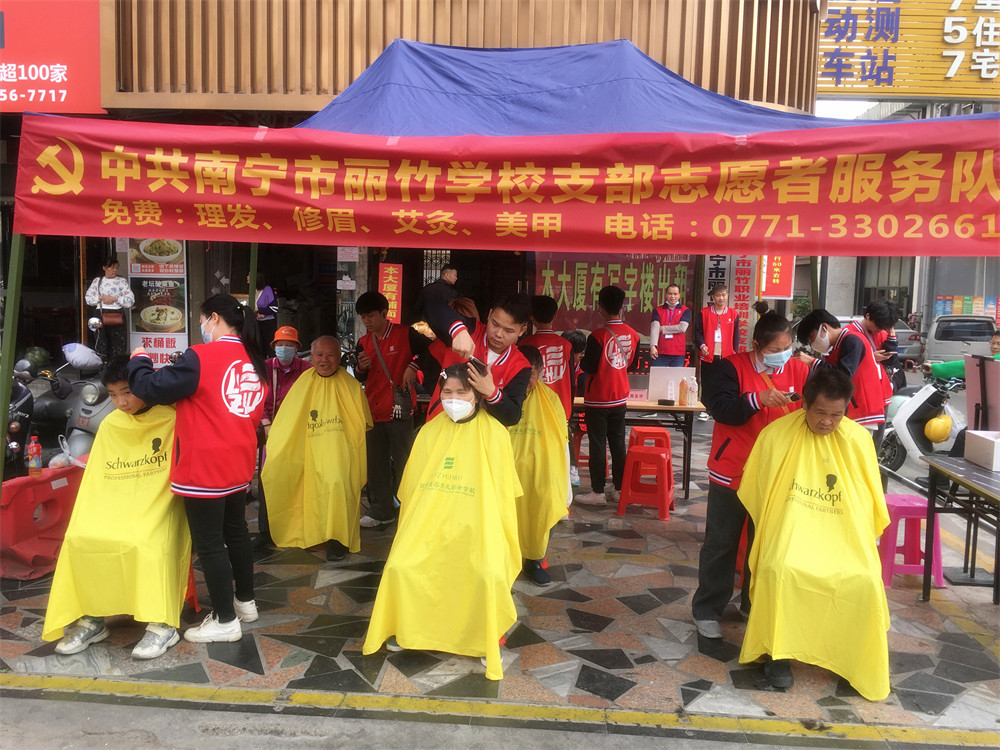 麗竹學(xué)校開展學(xué)雷鋒志愿者服務(wù)活動(dòng) 