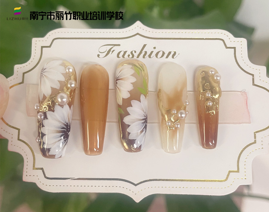 春日手繪花朵美甲，廣西美甲速成班營(yíng)造春之浪漫