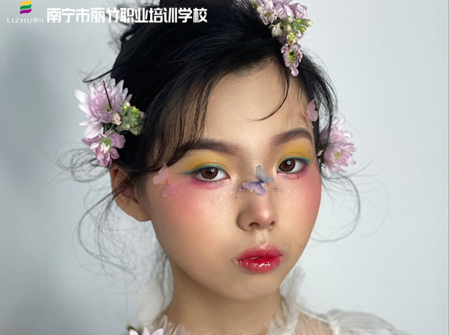 森系鮮花新娘造型，南寧新娘化妝學(xué)校作品