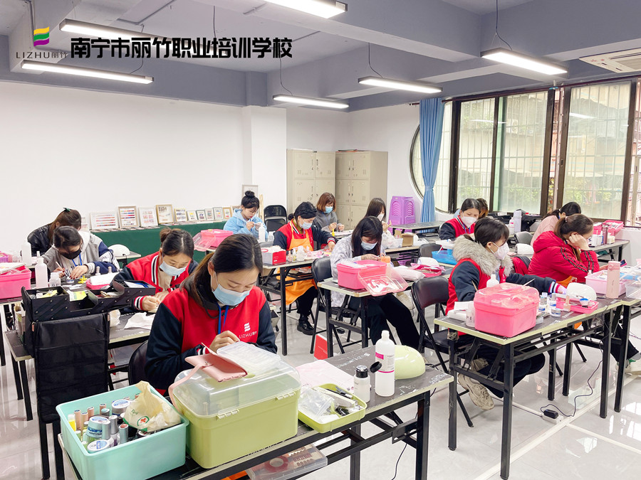 南寧學(xué)美甲哪里可以進(jìn)修？麗竹學(xué)校美甲專業(yè)