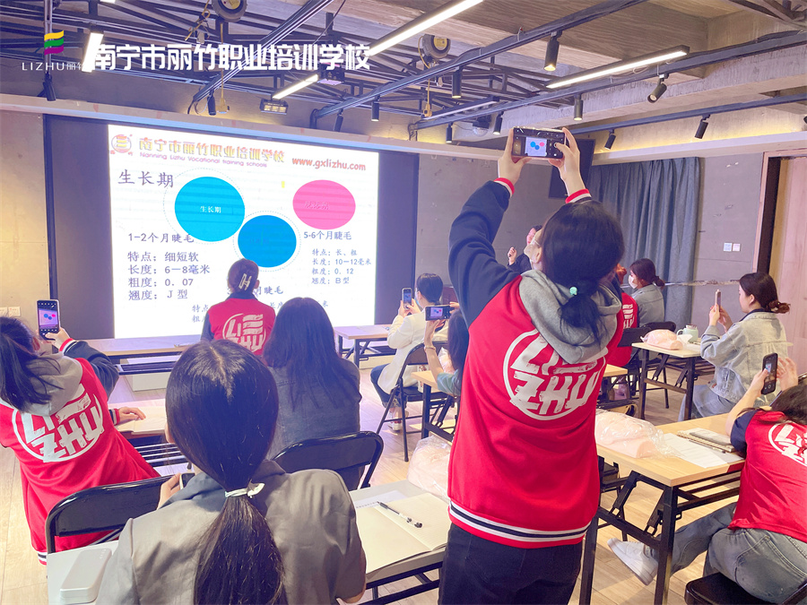 開班啦！直擊南寧美睫學(xué)校課堂實況